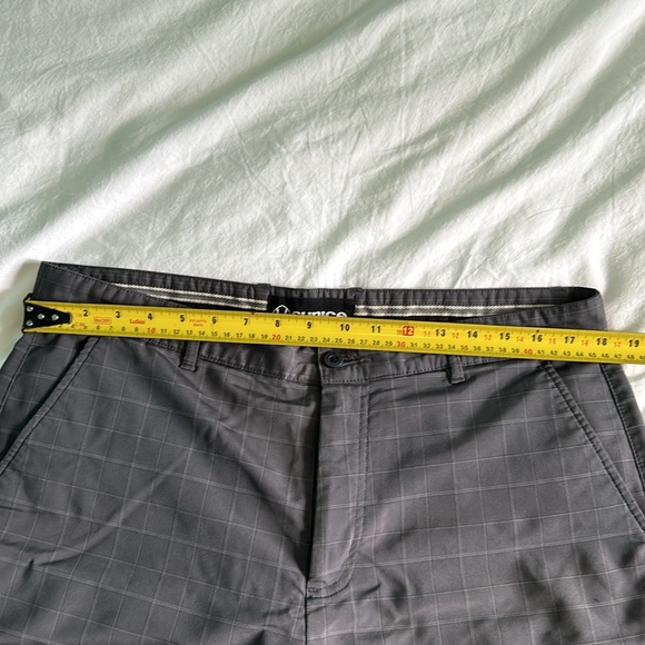 Sun Ice. GOLF Shorts. 34”W x 10” inseam. Like new. - Picture 5 of 8